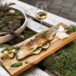 Postrv na žaru z gozdnimi zelišči